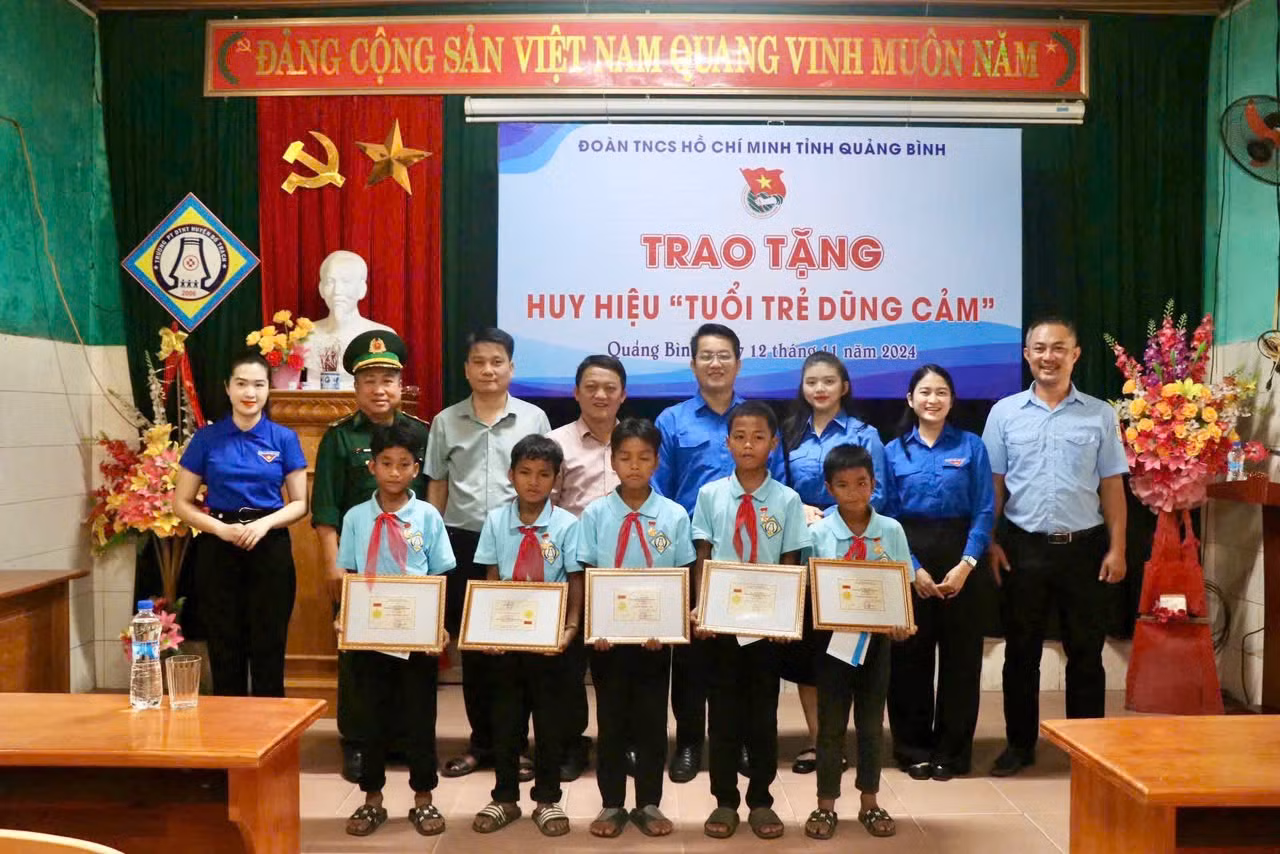 Các đại biểu chúc mừng 5 bạn nhỏ.