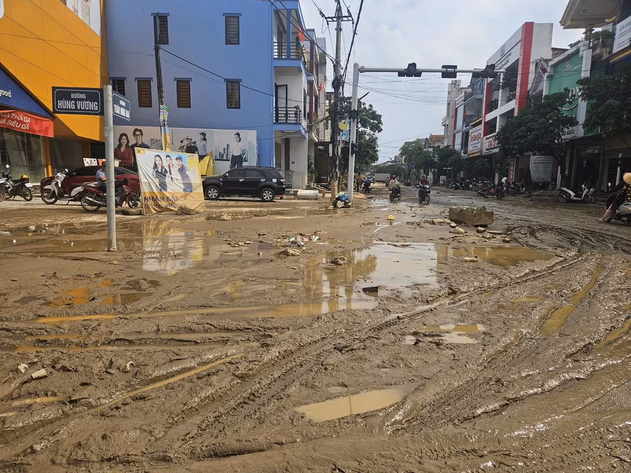 Bùn đất tràn ngập đường ở 2 huyện Quảng Ninh và Lệ Thuỷ