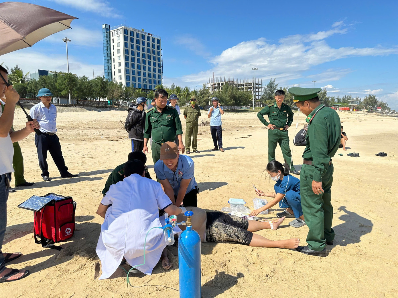 Lực lượng chức năng đã nỗ lực cấp cứu cho nạn nhân nhưng bất thành.