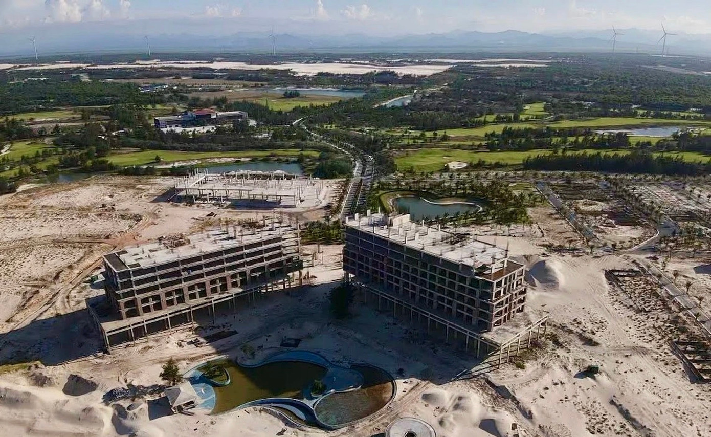 Tòa nhà khách sạn 5 sao FLC Quảng Bình ngày ông Trịnh Văn Quyết bị bắt và bị dừng cho đến nay. Tòa nhà khách sạn 5 sao FLC Quảng Bình ngày ông Trịnh Văn Quyết bị bắt và bị dừng cho đến nay.