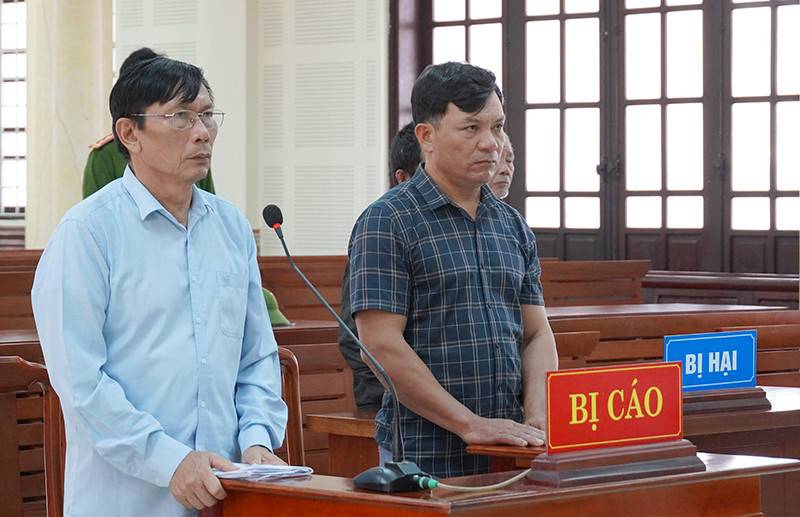 Hoàng Văn Đức (trái) và Nguyễn Ngọc Sơn cùng chịu chung tội "Lợi dụng chức vụ, quyền hạn trong khi thi hành công vụ". Ảnh Dương Công Hợp. Hoàng Văn Đức (trái) và Nguyễn Ngọc Sơn cùng chịu chung tội "Lợi dụng chức vụ, quyền hạn trong khi thi hành công vụ". Ảnh Dương Công Hợp.