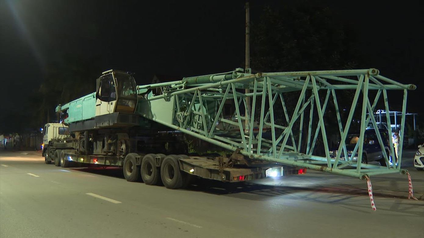 Xe Hải Sơn thường xuyên đi ngược chiều trên QL1A để vào kho bãi của mình. Xe Hải Sơn thường xuyên đi ngược chiều trên QL1A để vào kho bãi của mình.