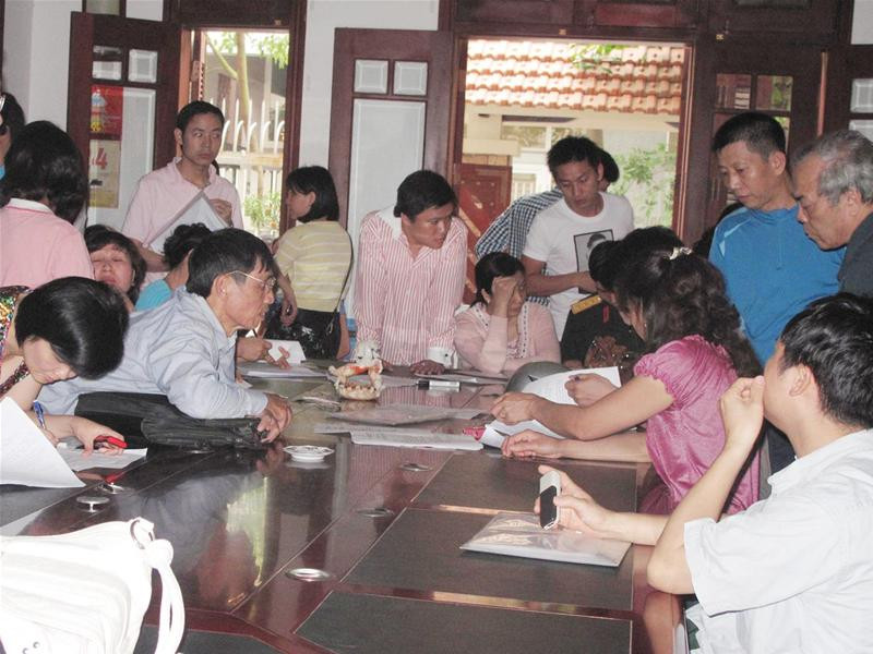 Khách hàng đến đòi tiền tại Cty 1-5. Ảnh: Nguyễn Tú