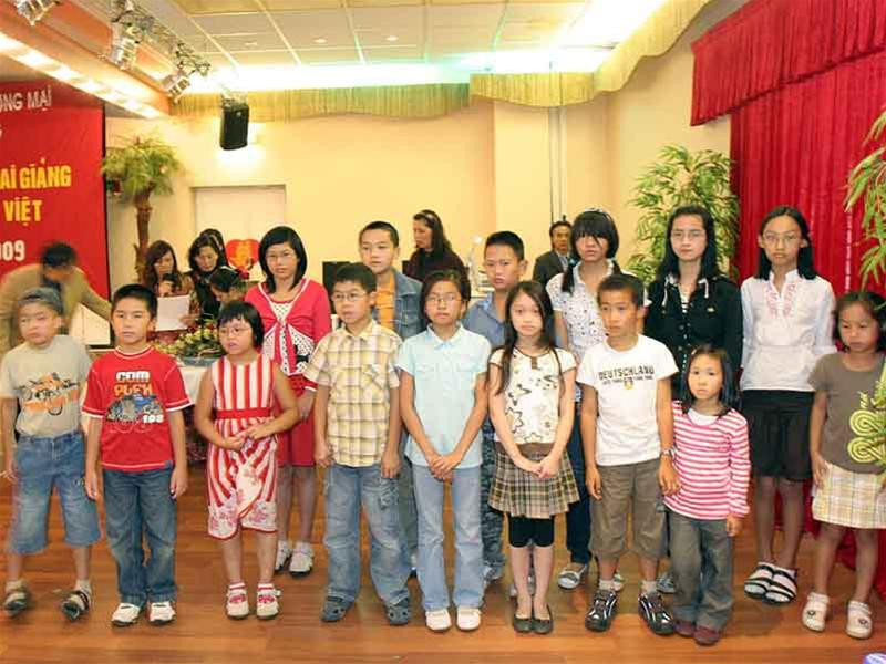 Những học sinh tiếng Việt của năm học mới. Ảnh: Thế Sáng