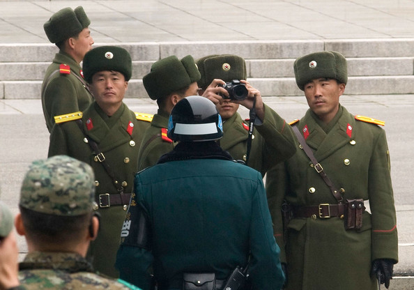 Trên thực tế, hai nước vẫn trong tình trạng chiến tranh. Biên giới Triều Tiên - Hàn Quốc được xem là ranh giới 