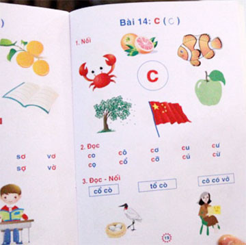 Việc một số quyển sách học dành cho trẻ em Việt Nam có in cờ Trung Quốc khiến dư luận bức xúc. Việc một số quyển sách học dành cho trẻ em Việt Nam có in cờ Trung Quốc khiến dư luận bức xúc