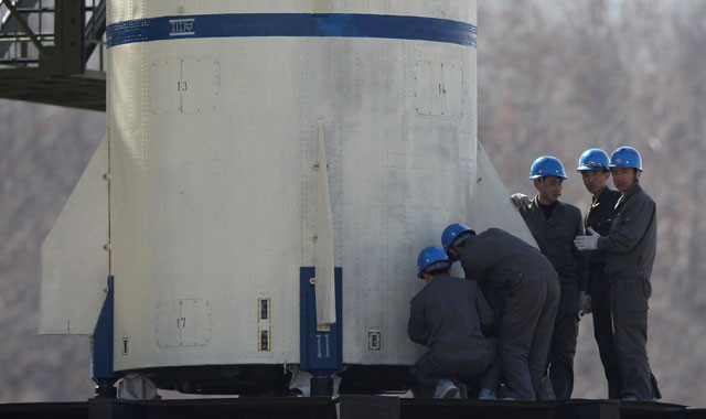 Các chuyên gia kỹ thuật tên lửa đang làm việc. 