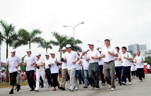 Các đơn vị tham gia chạy hưởng ứng lễ phát động