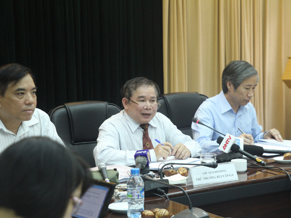 Thứ trưởng Bộ GD&ĐT Bùi Văn Ga (giữa) trong cuộc họp báo công bố điểm sàn ĐH, CĐ 2013 sáng nay (8/8)