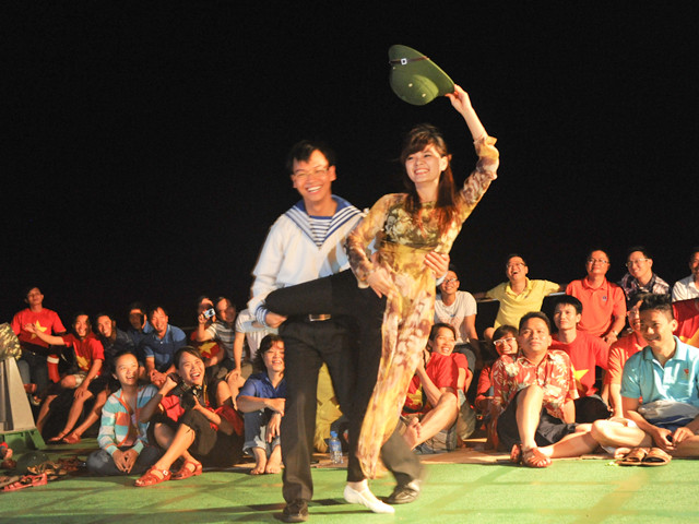 Một tiết mục thi tài năng cuộc thi Miss tàu HQ571. Một tiết mục thi tài năng cuộc thi Miss tàu HQ571