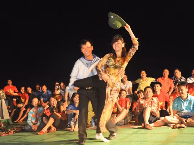Một tiết mục thi tài năng cuộc thi Miss tàu HQ571