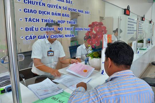 Theo Cục thuế Hà Nội, việc kê khai giá chuyển nhượng bất động sản không phù hợp trên hợp đồng mua bán, chuyển nhượng hay trên các tờ khai xác định nghĩa vụ thuế giảm số thuế phải nộp là hành vi vi phạm pháp luật, tiềm ẩn nhiều rủi ro như: Khi phát sinh khiếu nại, kiện cáo, tố cáo và các tình huống pháp lý khác. (Ảnh minh họa)