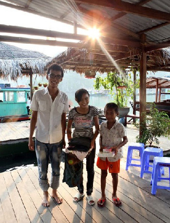 Mới đây, Trung cùng nhóm tình nguyện của mình tới tặng quần áo mới, sách vở cho các em nhỏ làng chài Vông Viêng (Hạ Long)