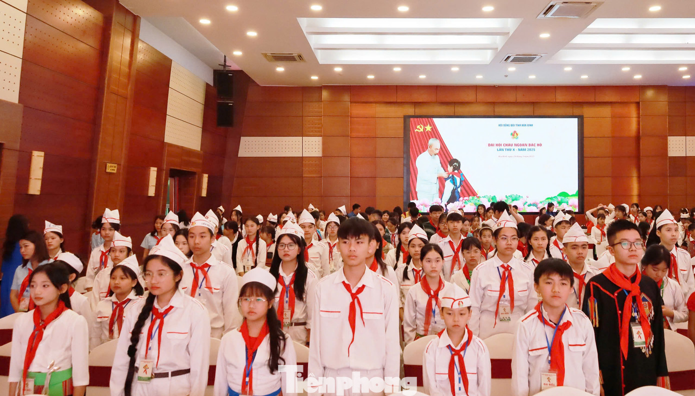 270 "bông hoa" ưu tú, xuất sắc nhất, đại diện cho hơn 150 nghìn bạn thiếu niên nhi đồng trong toàn tỉnh Hòa Bình. 270 "bông hoa" ưu tú, xuất sắc nhất, đại diện cho hơn 150 nghìn bạn thiếu niên nhi đồng trong toàn tỉnh Hòa Bình.