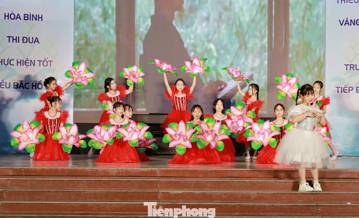 Tiết mục nghệ thuật do học sinh trường Tiểu học Trần Quốc Toản, TP. Hòa Bình biểu diễn.