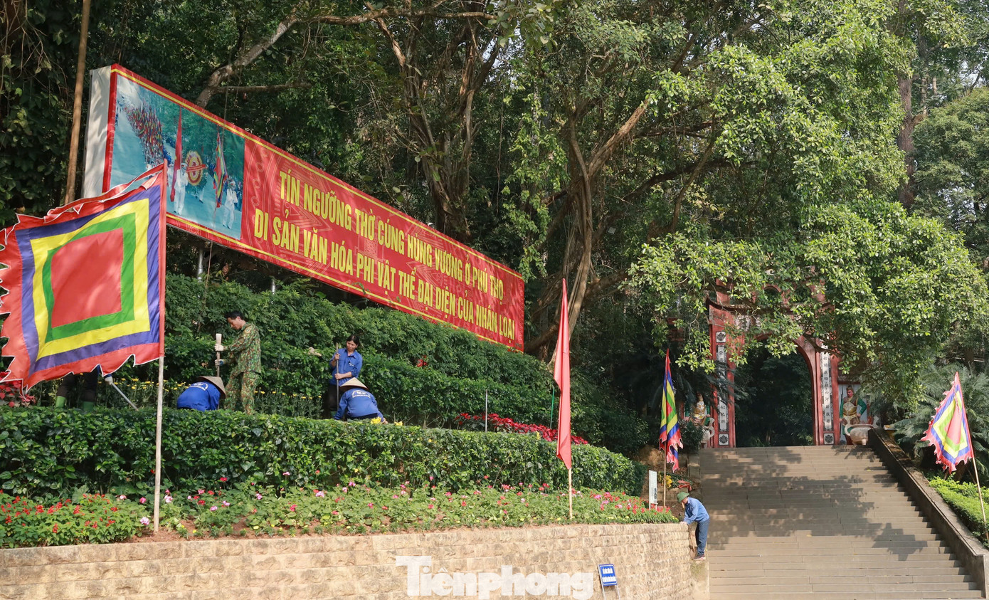 Công nhân trồng hoa tạo cảnh quan trong Khu di tích lịch sử đền Hùng.