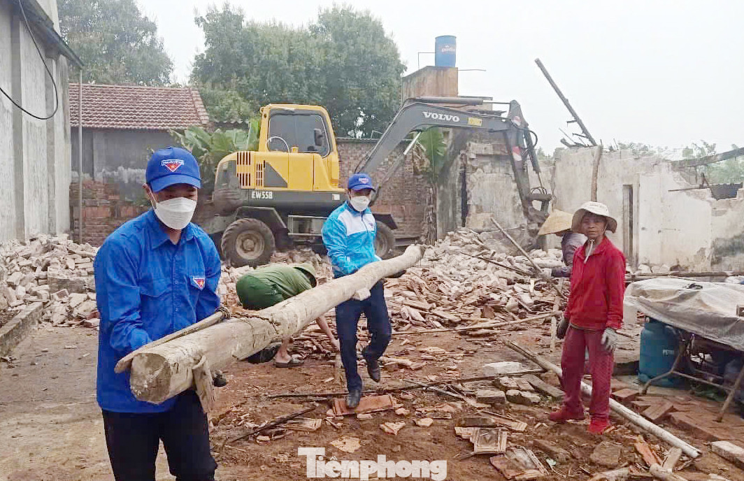 Từ sự hỗ trợ tháo dỡ nhà cũ của đoàn viên, chủ nhà có mặt bằng xây dựng sớm hoàn thành ngôi nhà mới kiên cố. Từ sự hỗ trợ tháo dỡ nhà cũ của đoàn viên, chủ nhà có mặt bằng xây dựng sớm hoàn thành ngôi nhà mới kiên cố.