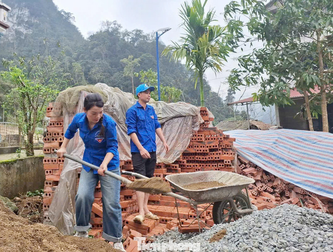 Đoàn viên nữ dù chân yếu, tay mềm vẫn tích cực tham gia vận chuyển vật liệu xây nhà mới cho các hộ dân nghèo. Đoàn viên nữ dù chân yếu, tay mềm vẫn tích cực tham gia vận chuyển vật liệu xây nhà mới cho các hộ dân nghèo.