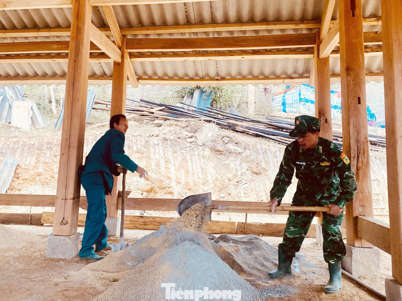 Trung tá Vi Văn Chương - Phó Chủ nhiệm Chính trị BĐBP tỉnh Sơn La, cho biết, để xóa nhà tạm cho đồng bào các dân tộc nơi biên giới, các Đồn Biên phòng cử cán bộ, chiến sĩ "cùng ăn, cùng ở", hỗ trợ người dân ngày công lao động, tham gia vận chuyển xây dựng, sửa chữa nhà ở cho người dân khu vực biên giới.