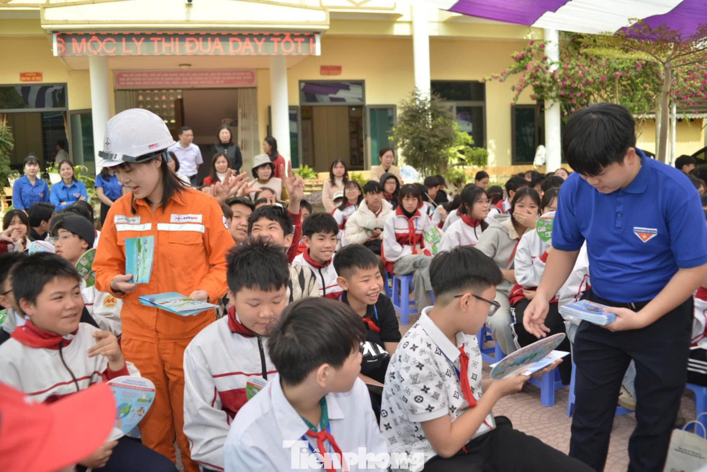 Đoàn viên thanh niên các nhà trường và Công ty Điện lực Sơn La tặng quà các học sinh. Đoàn viên thanh niên các nhà trường và Công ty Điện lực Sơn La tặng quà các học sinh.