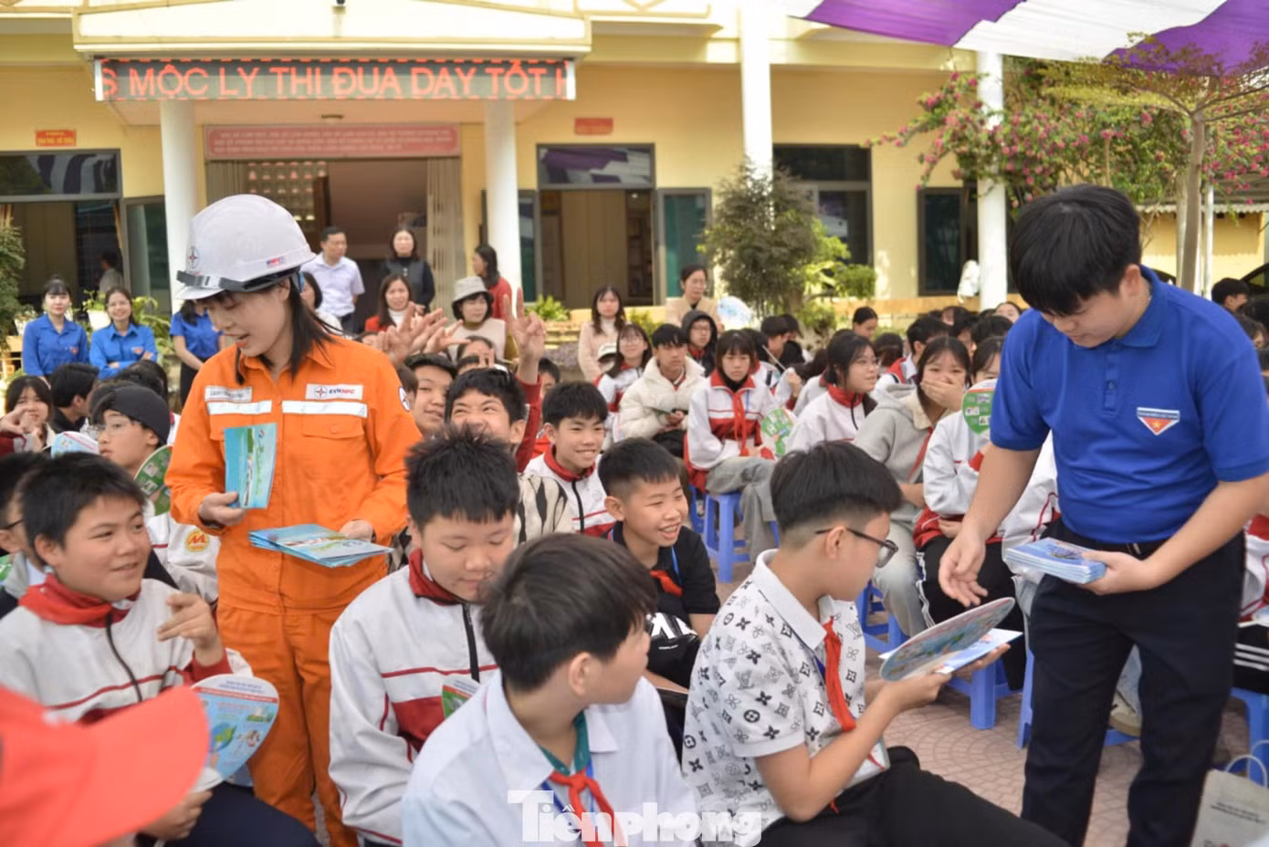 Đoàn viên thanh niên các nhà trường và Công ty Điện lực Sơn La tặng quà các học sinh.