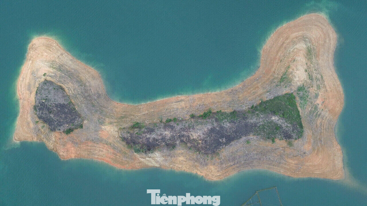 "Nước hồ Thủy điện Hòa Bình xuống thấp còn do cơ quan chức năng có kế hoạch điều tiết nước phục vụ phá đê quây của công trình Thủy điện Hòa Bình mở rộng", ông Nam nói.