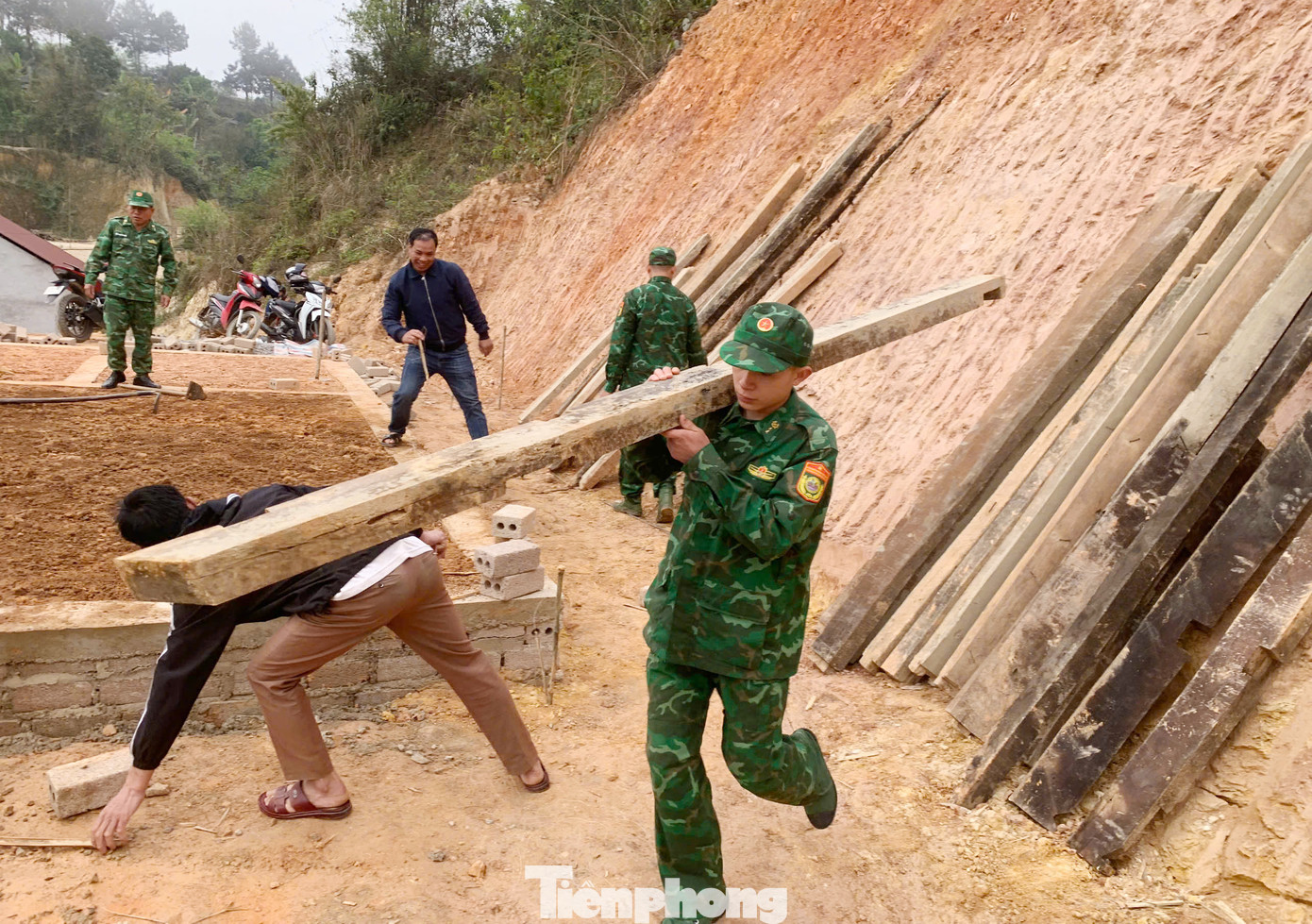Hiện nay, BĐBP tỉnh đang phối hợp với địa phương triển khai thực hiện xóa nhà tạm, nhà dột nát cho người dân theo đúng quy định đảm bảo hỗ trợ đúng đối tượng, thời gian đề ra.