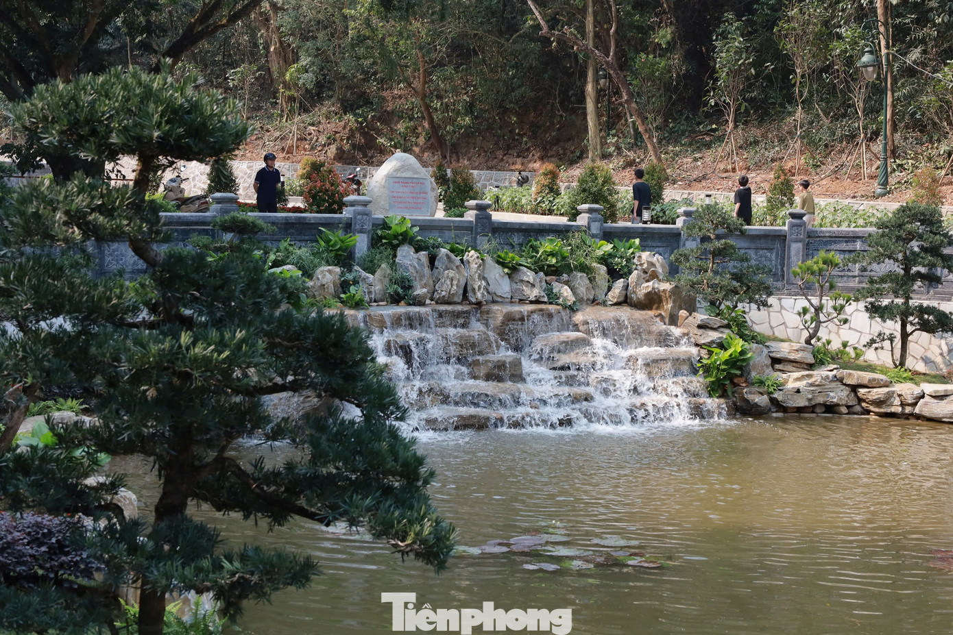 "Năm nay không chỉ cải tạo hệ thống cảnh quan mà còn tạo ra không gian xanh, sạch, đẹp, bảo vệ môi trường sinh thái, góp phần thu hút khách tham quan khi về dự Giỗ Tổ", ông Đạt nhấn mạnh.