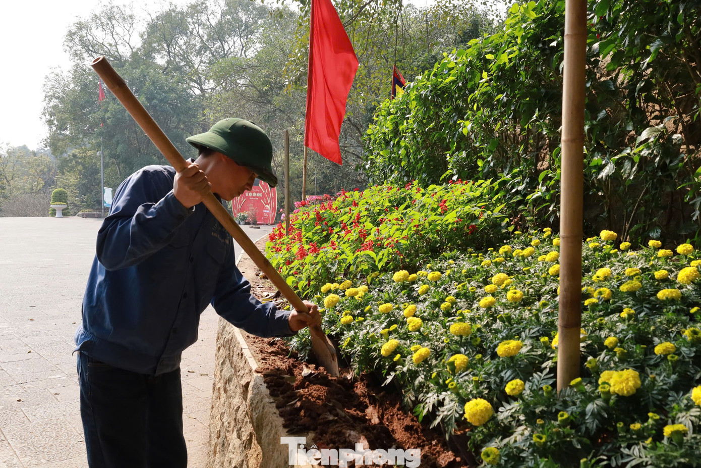 Công nhân trồng hoa tạo cảnh quan trong Khu di tích lịch sử đền Hùng.