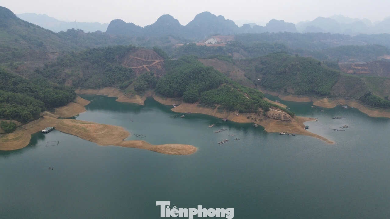 Quan sát bằng mắt thường cho thấy, nước hồ xuống thấp để lộ nhiều vách núi đá, cồn đất, đảo lớn nhỏ giữa lòng hồ.