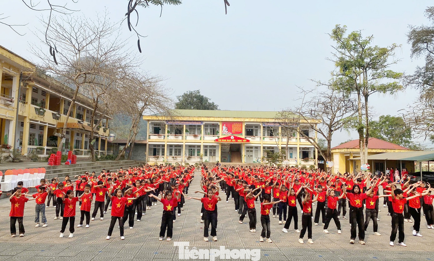 Tiết mục đồng diễn của các em học sinh Trường Tiểu học và Trung học cơ sở Hữu Lợi, huyện Yên Thủy. Tiết mục đồng diễn của các em học sinh Trường Tiểu học và Trung học cơ sở Hữu Lợi, huyện Yên Thủy.