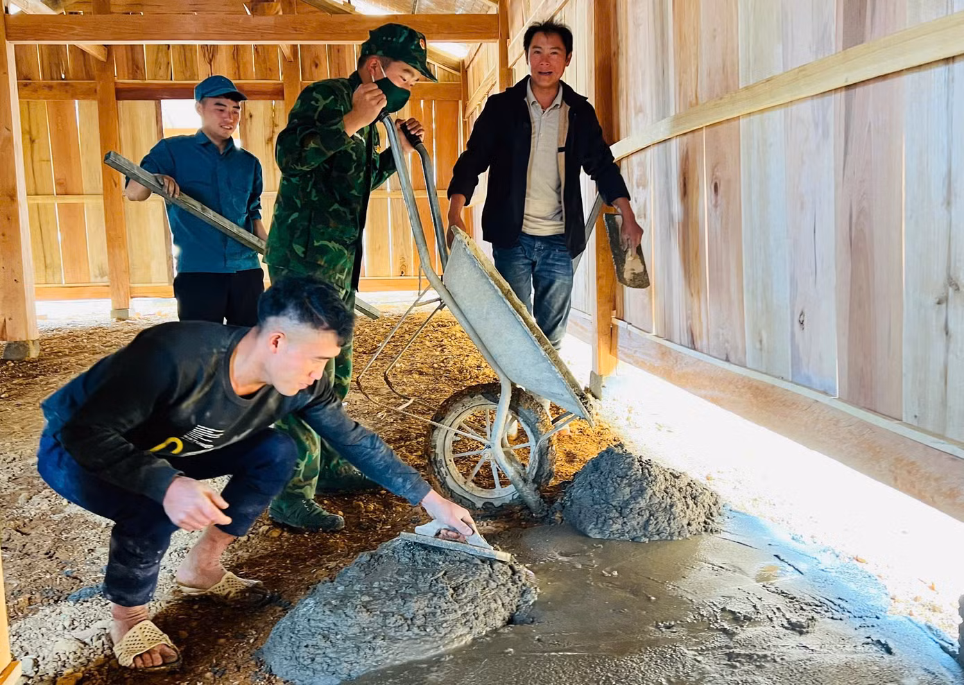Quân dân tỉnh Sơn La chung tay xóa nhà tạm, nhà dột nát cho người nghèo.