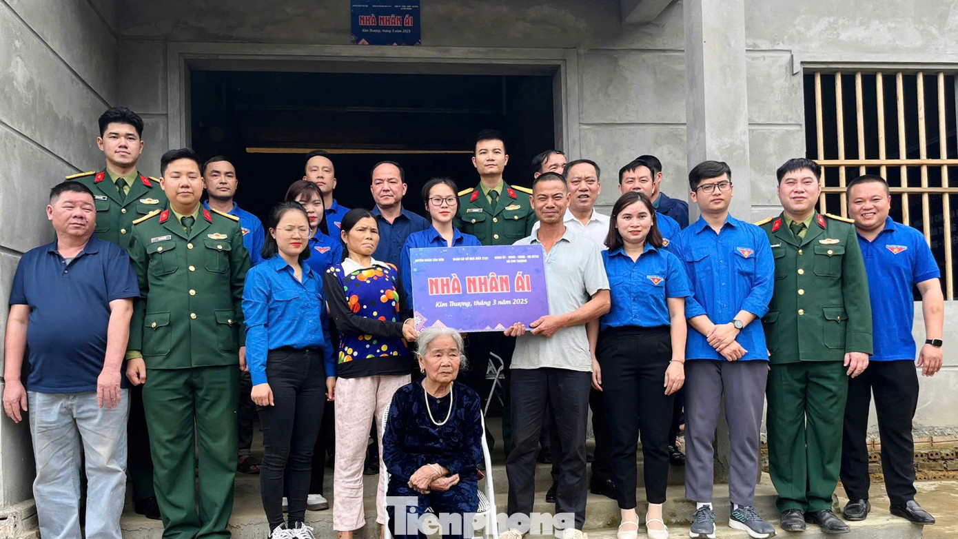 Thực hiện chiến dịch xóa nhà tạm, nhà dột nát, Tỉnh Đoàn Phú Thọ huy động hơn 2.000 đoàn viên thanh niên tham gia xây mới, sửa chữa hơn 1.000 nhà ở, giúp người dân nghèo an cư, yên tâm lao động, sản xuất vươn lên thoát nghèo. Thực hiện chiến dịch xóa nhà tạm, nhà dột nát, Tỉnh Đoàn Phú Thọ huy động hơn 2.000 đoàn viên thanh niên tham gia xây mới, sửa chữa hơn 1.000 nhà ở, giúp người dân nghèo an cư, yên tâm lao động, sản xuất vươn lên thoát nghèo.