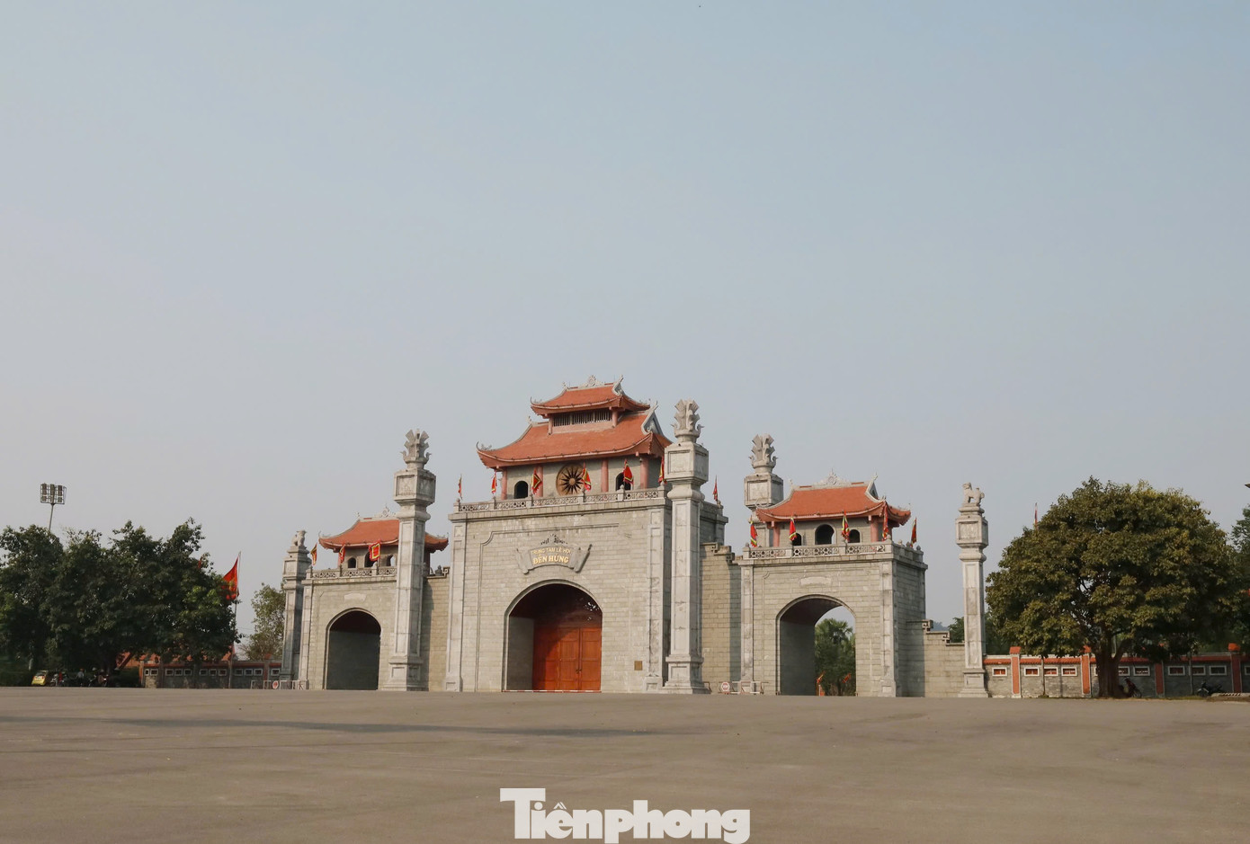 Ông Phạm Tiến Đạt, Giám đốc Khu di tích lịch sử đền Hùng cho biết chuẩn bị cho lễ Giỗ Tổ Hùng Vương và Tuần Văn hóa - Du lịch đất Tổ năm Ất Tỵ - 2025, Khu di tích đền Hùng đã cải tạo, nâng cấp hệ thống cảnh quan khu vực trước đền Giếng với tổng kinh phí khoảng hơn 20 tỷ đồng do TP. Hà Nội hỗ trợ.