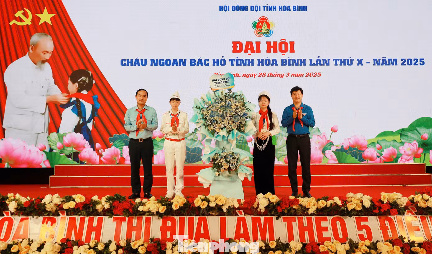 Hội Đồng đội Trung ương tặng hoa chúc mừng đại hội.