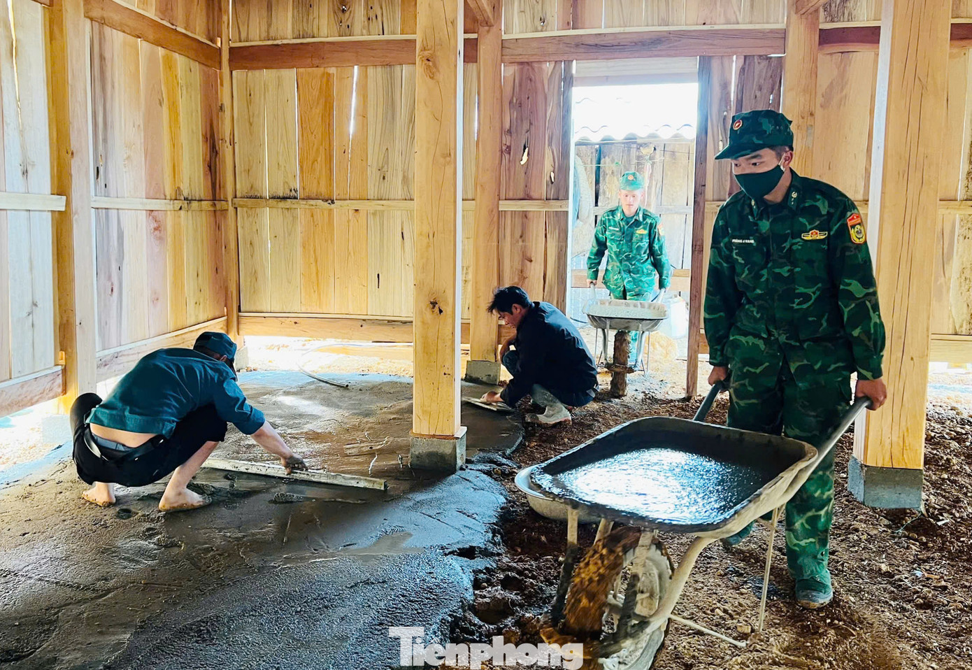 Trung tá Vi Văn Chương - Phó Chủ nhiệm Chính trị BĐBP tỉnh Sơn La, cho biết, để xóa nhà tạm cho đồng bào các dân tộc nơi biên giới, các Đồn Biên phòng cử cán bộ, chiến sĩ "cùng ăn, cùng ở", hỗ trợ người dân ngày công lao động, tham gia vận chuyển xây dựng, sửa chữa nhà ở cho người dân khu vực biên giới.