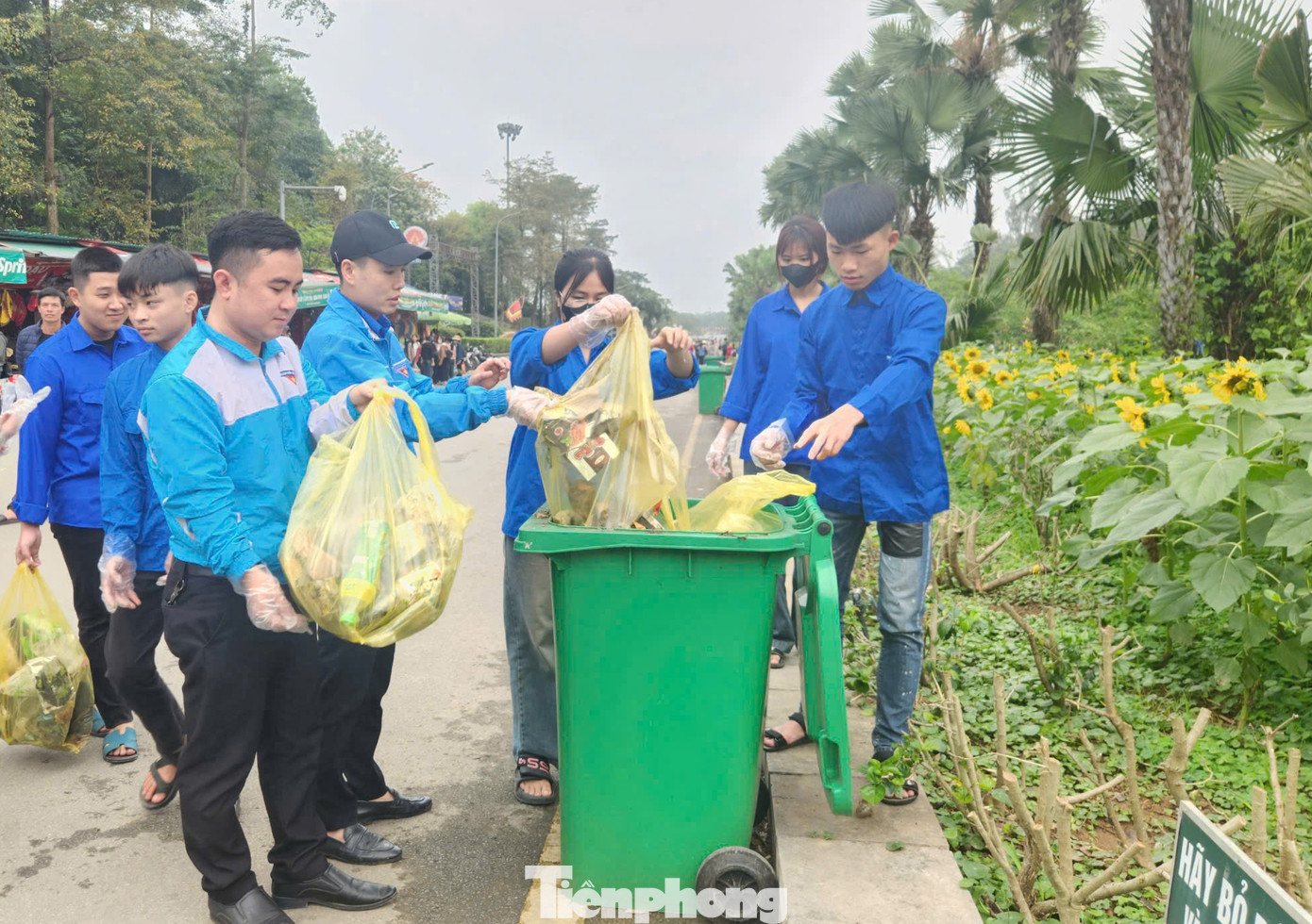 Cùng với các hoạt động trên, Tỉnh Đoàn cũng yêu cầu các cấp bộ Đoàn, Hội tập trung đẩy mạnh các hoạt động tuyên truyền trong cán bộ, đoàn viên thanh niên về giá trị, trách nhiệm gìn giữ, bảo tồn di sản văn hóa trên quê hương Đất Tổ; các di sản văn hóa phi vật thể đại diện của nhân loại được UNESCO vinh danh. Cùng với các hoạt động trên, Tỉnh Đoàn cũng yêu cầu các cấp bộ Đoàn, Hội tập trung đẩy mạnh các hoạt động tuyên truyền trong cán bộ, đoàn viên thanh niên về giá trị, trách nhiệm gìn giữ, bảo tồn di sản văn hóa trên quê hương Đất Tổ; các di sản văn hóa phi vật thể đại diện của nhân loại được UNESCO vinh danh.