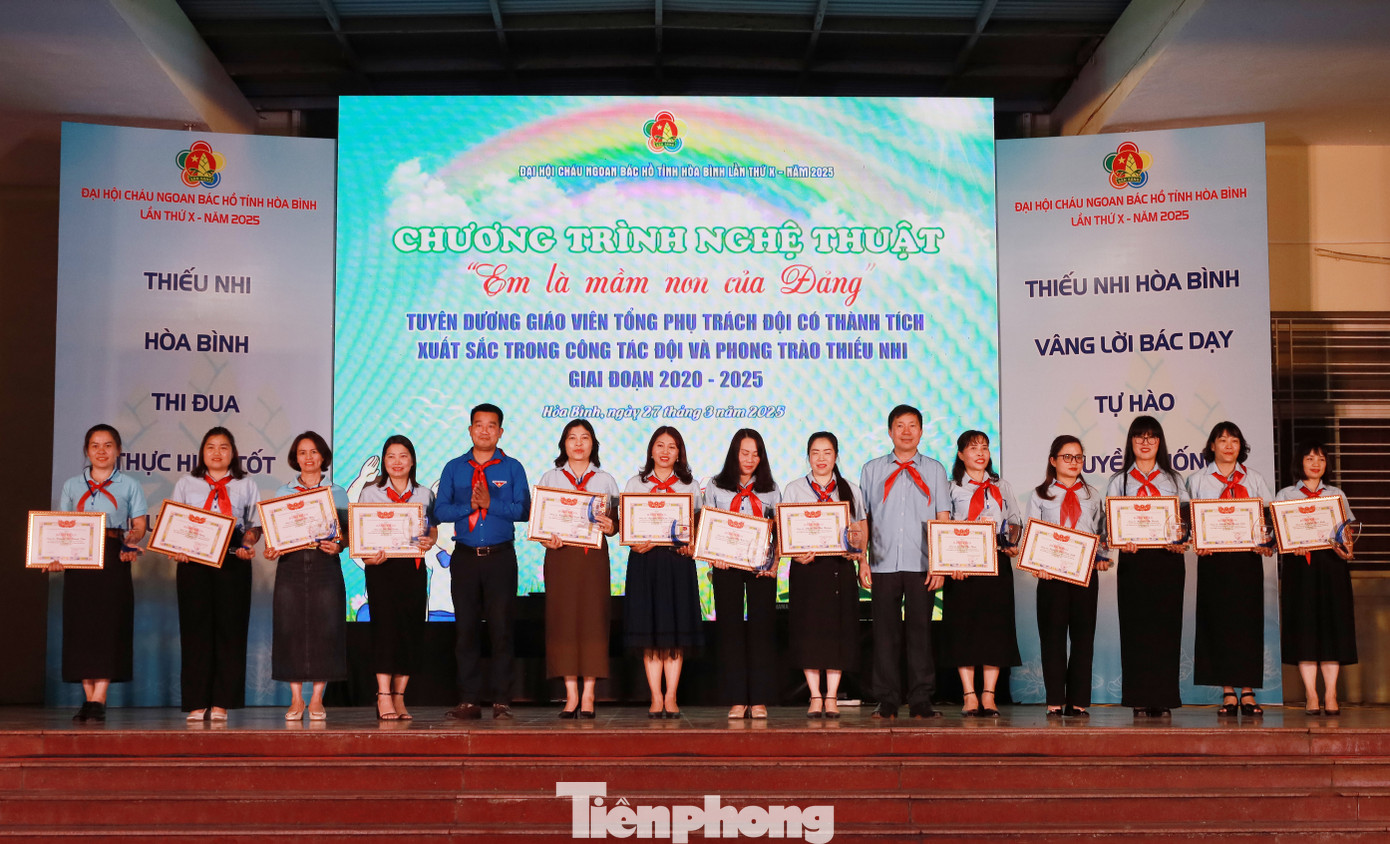 Ông Bùi Văn Luyến - Chủ tịch Ủy ban MTTQ Việt Nam tỉnh Hòa Bình và anh Nguyễn Duy Tư - Bí thư Tỉnh Đoàn trao bằng khen cho giáo viên Tổng phụ trách Đội tiêu biểu có thành tích xuất sắc.