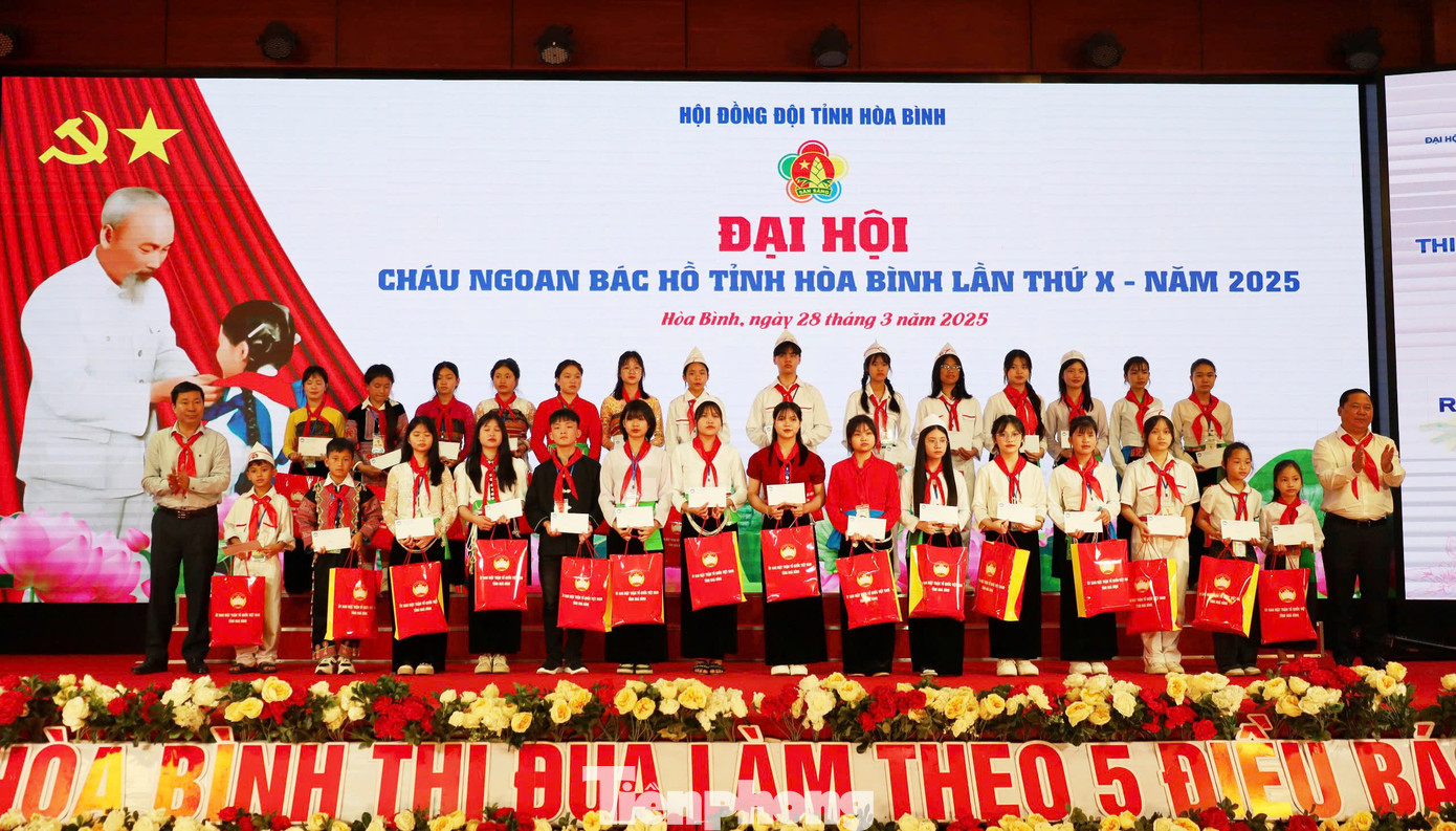 Ủy ban MTTQ Việt Nam tỉnh Hòa Bình tặng quà các cháu có hoàn cảnh khó khăn. Ủy ban MTTQ Việt Nam tỉnh Hòa Bình tặng quà các cháu có hoàn cảnh khó khăn.