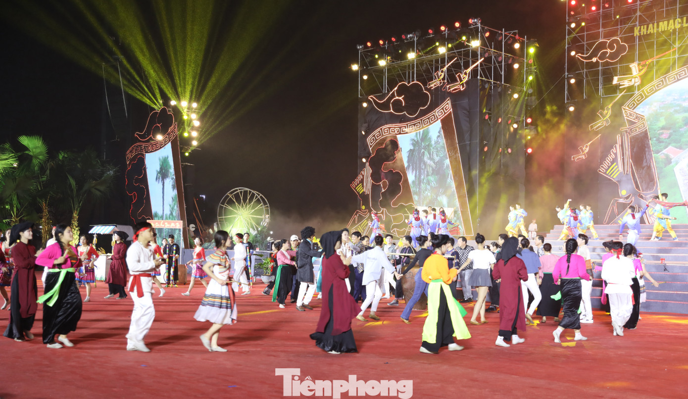 Tiết mục nghệ thuật tôn vinh giá trị văn hóa dân tộc.