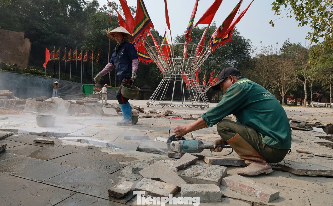 "Năm nay, ngoài chỉnh trang, tôn tạo các công trình, đơn vị còn yêu cầu các hộ kinh doanh ký cam kết không đổi tiền lẻ, không chèo kéo du khách, không ép giá và bán hàng theo đúng giá niêm yết, đảm bảo an ninh trật tự tại bãi đỗ xe…", ông Đạt nhấn mạnh thêm.