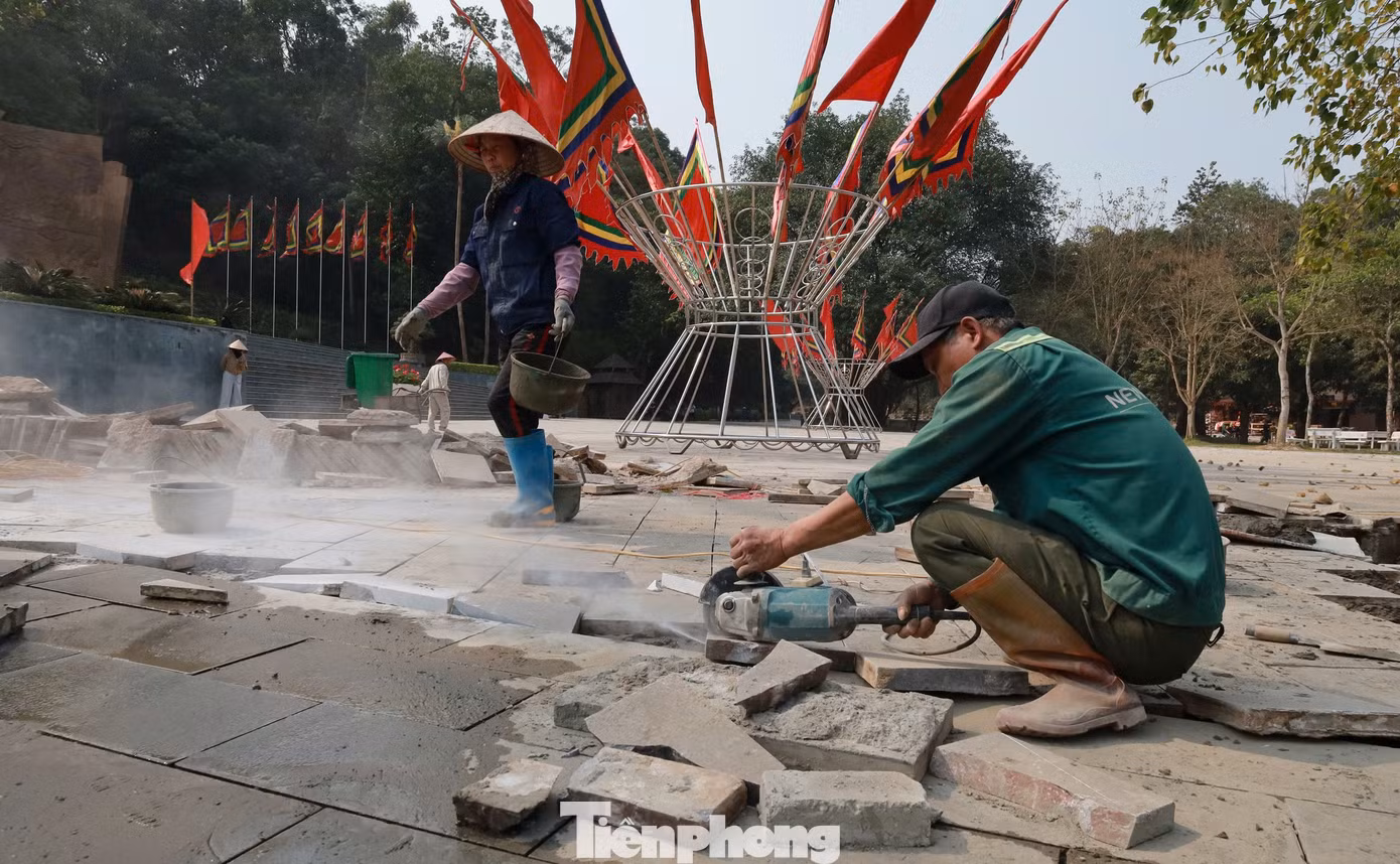 "Năm nay, ngoài chỉnh trang, tôn tạo các công trình, đơn vị còn yêu cầu các hộ kinh doanh ký cam kết không đổi tiền lẻ, không chèo kéo du khách, không ép giá và bán hàng theo đúng giá niêm yết, đảm bảo an ninh trật tự tại bãi đỗ xe…", ông Đạt nhấn mạnh thêm.