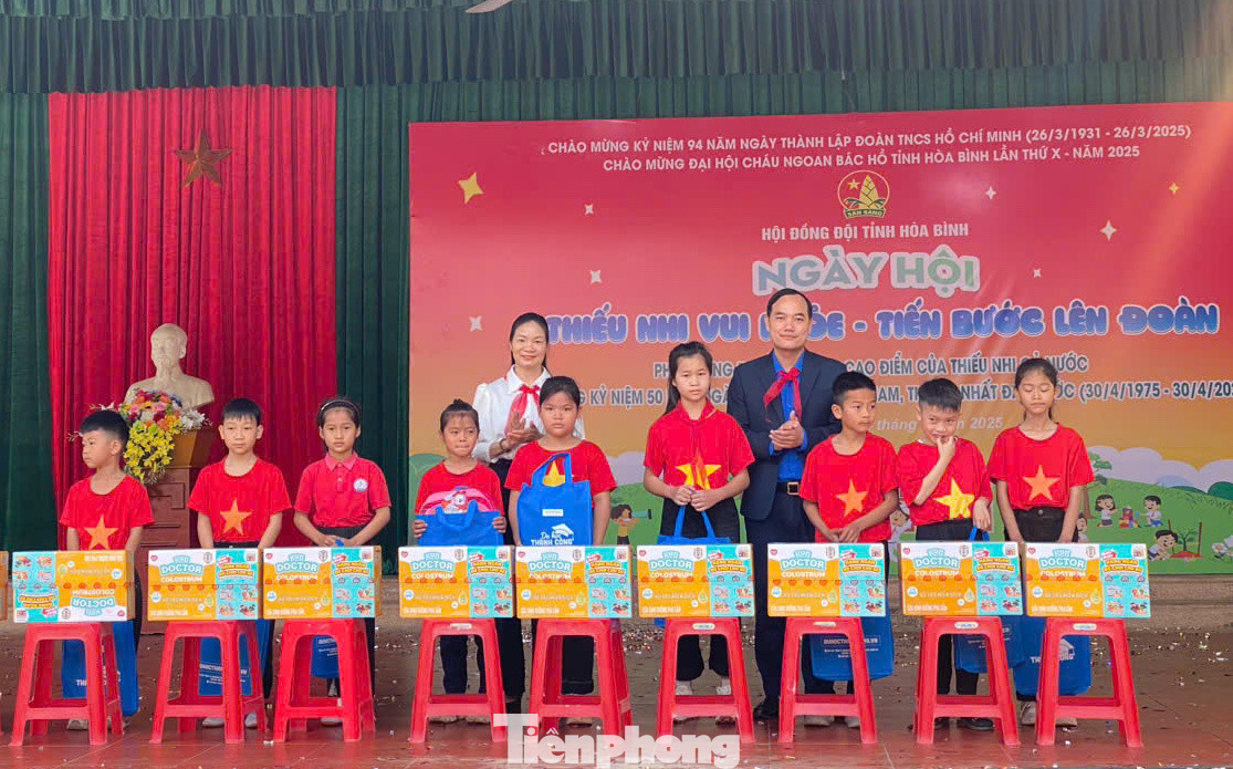 Tỉnh Đoàn Hòa Bình tặng quà cho các em học sinh có hoàn cảnh khó khăn vươn lên học tập tốt. Tỉnh Đoàn Hòa Bình tặng quà cho các em học sinh có hoàn cảnh khó khăn vươn lên học tập tốt.