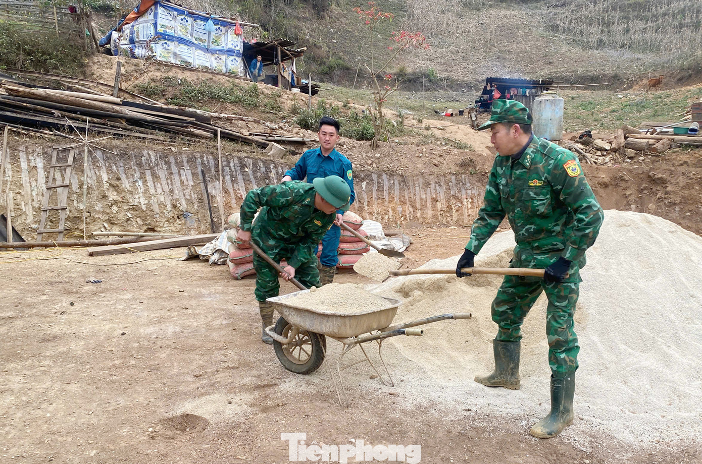 Đồng thời, cán bộ, chiến sĩ xác định, xóa nhà tạm, nhà dột nát cho người dân là việc làm củng cố nền biên phòng toàn dân, thế trận lòng dân vững chắc ở khu vực biên giới.