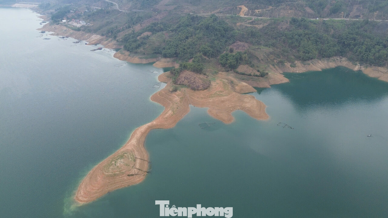 Anh Nguyễn Văn Nam (TP Hòa Bình, người nuôi cá lồng trên hồ Hòa Bình) cho rằng, năm nay mực nước hồ Thủy điện Hòa Bình xuống thấp hơn so với các năm. Đây là tình trạng thường diễn ra vào mùa khô, trời không mưa, nước từ thượng nguồn đổ về giảm.