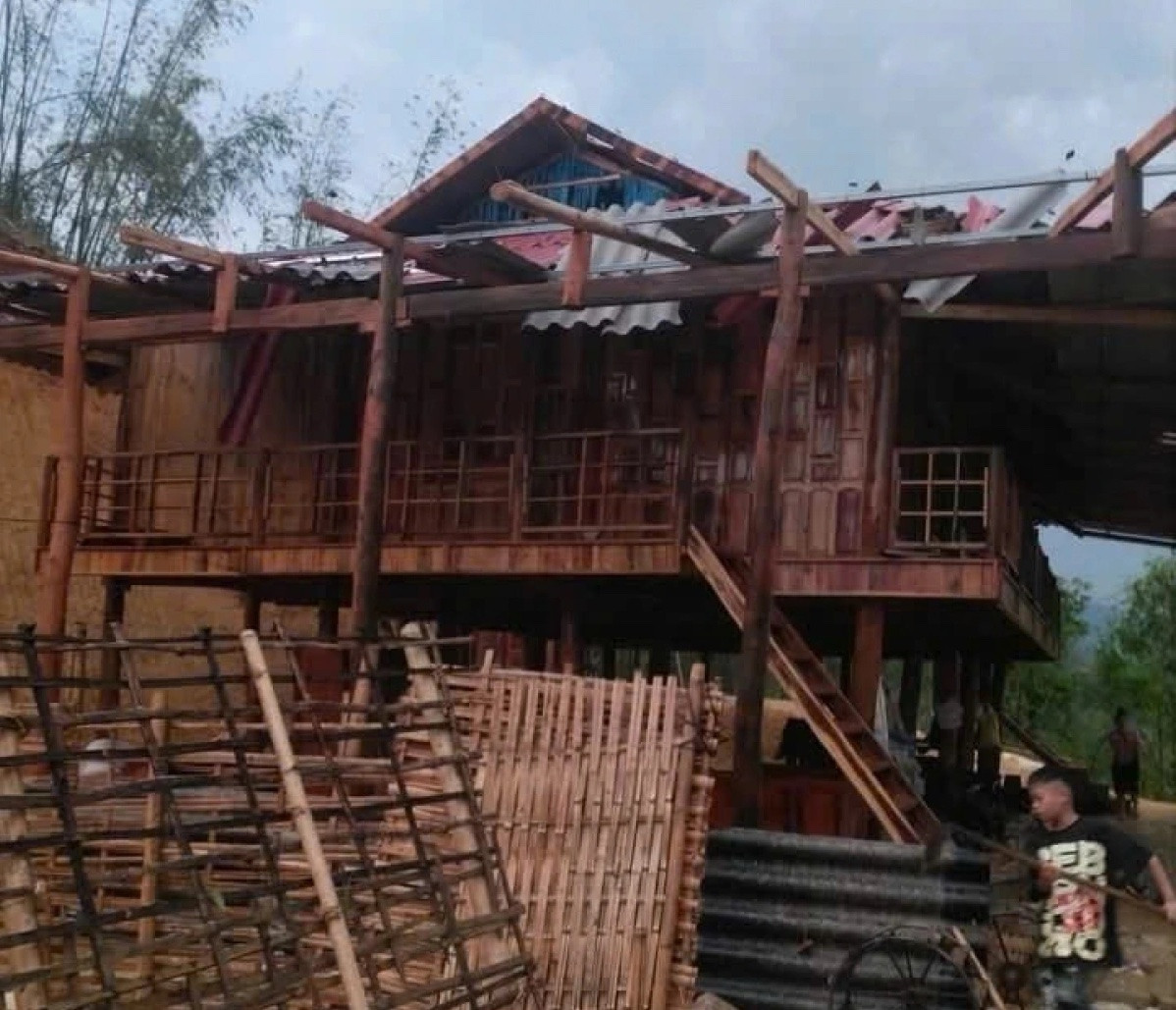 Dông lốc kèm theo mưa đá làm tốc mái, thủng mái nhiều nhà dân. Dông lốc kèm theo mưa đá làm tốc mái, thủng mái nhiều nhà dân.