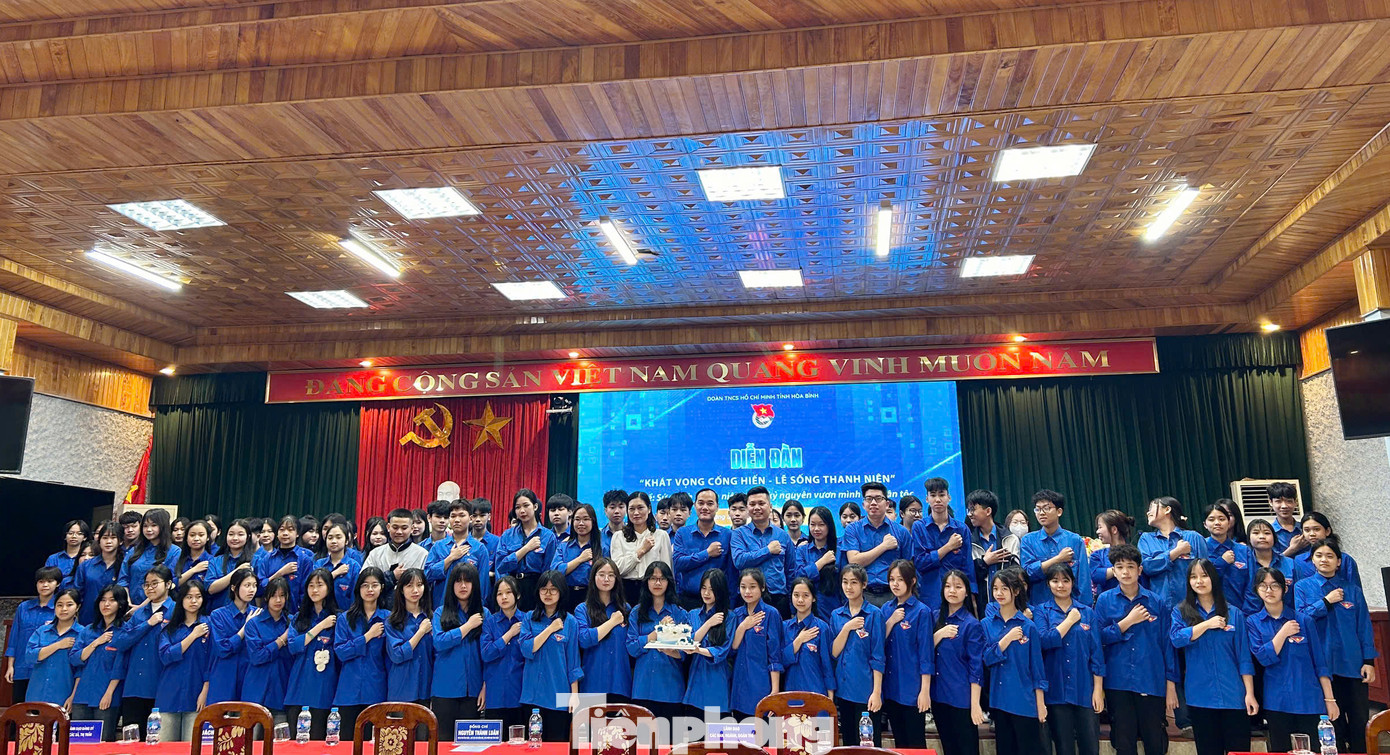 Đặc biệt, Ngày đoàn viên 2025, Tỉnh Đoàn và Câu lạc bộ Lý luận trẻ tỉnh Hòa Bình đã tổ chức diễn đàn “Sứ mệnh thanh niên trong kỷ nguyên vươn mình của dân tộc”.