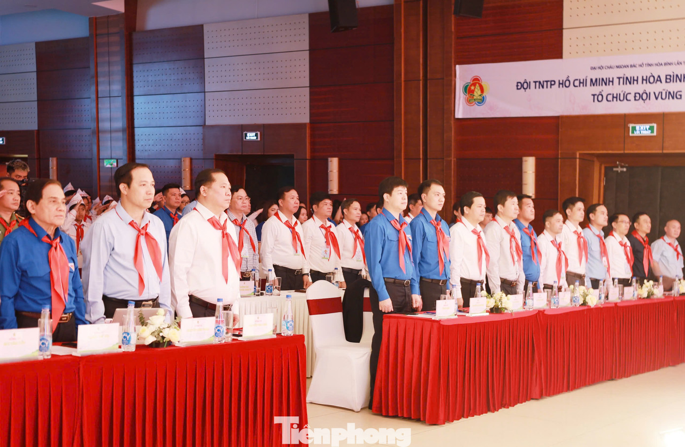 Đại biểu chào cờ tại Đại hội Cháu ngoan Bác Hồ tỉnh Hòa Bình. Đại biểu chào cờ tại Đại hội Cháu ngoan Bác Hồ tỉnh Hòa Bình.