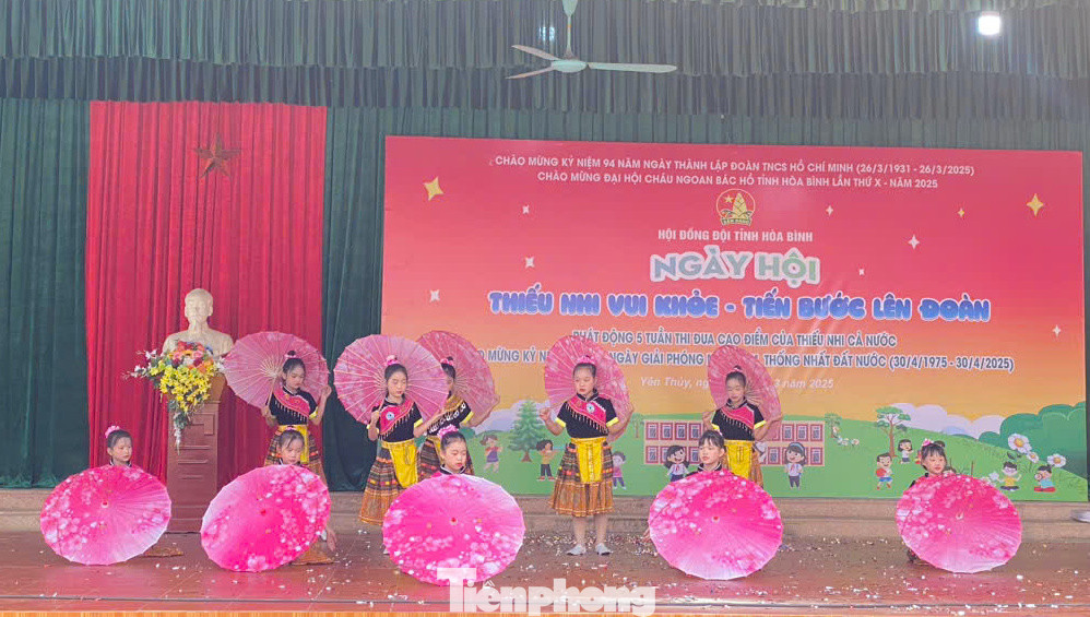 Tiết mục văn nghệ của các em học sinh Trường Tiểu học và Trung học cơ sở Hữu Lợi. Tiết mục văn nghệ của các em học sinh Trường Tiểu học và Trung học cơ sở Hữu Lợi.