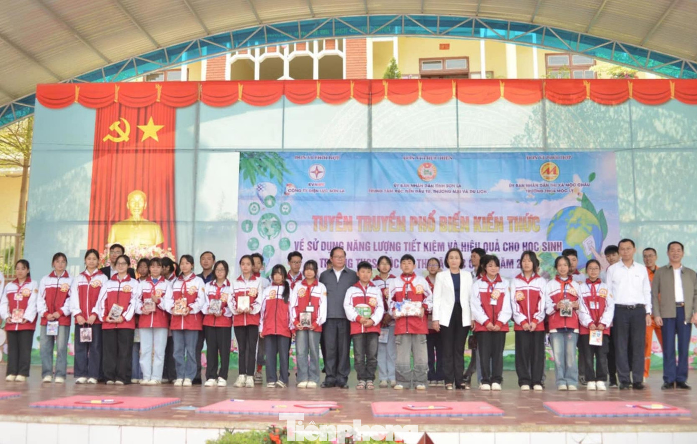 Ban tổ chức tặng sách các em học sinh. Ban tổ chức tặng sách các em học sinh.